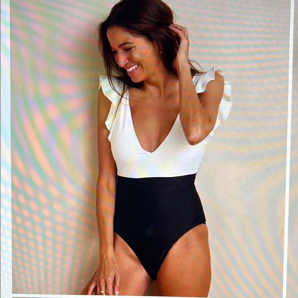 Worn once, Summersalt “The Ruffle Backflip” swim In Sea Urchin and White Sand 10